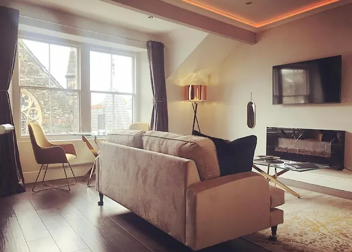 Bijou Boutique Luxury One And Two Bedroom Apartments, Central Location,Parking