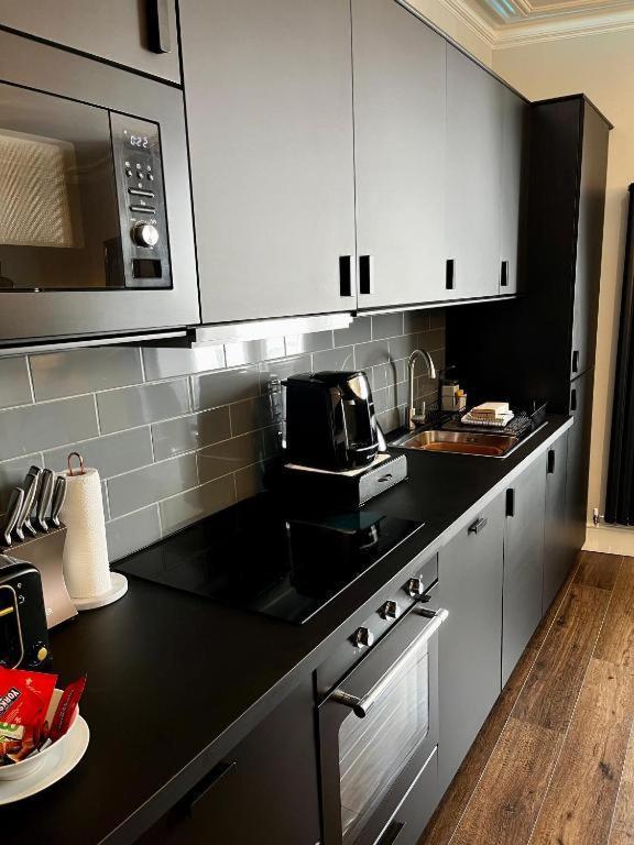 Bijou Boutique Luxury One And Two Bedroom Apartments, Location,parking *